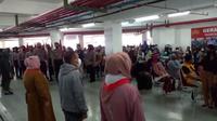 Sebelum menggelar vaksinasi covid-19. peserta vaksin di Bogor menyanyikan lagu Indonesia Raya. (Liputan6.com/Achmad Sudarno)