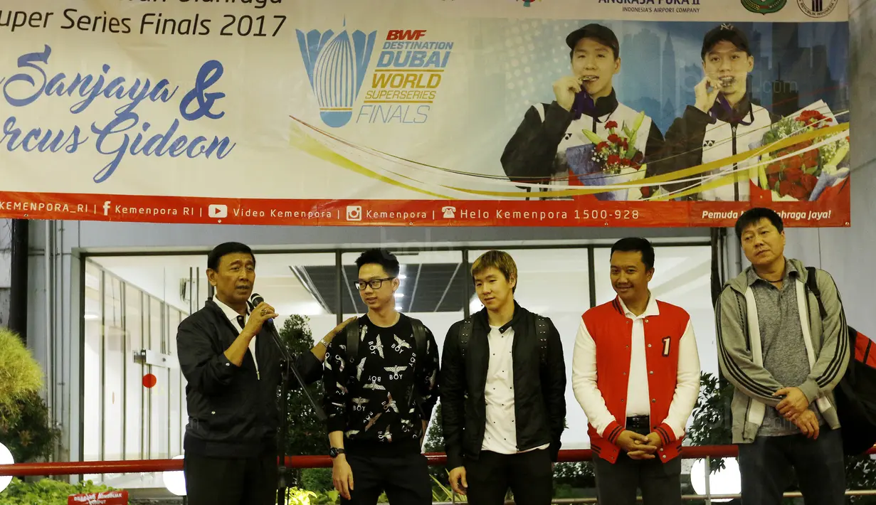 Ketua PBSI, Wiranto, memberi ucapan selamat saat menyambut kedatangan pasangan ganda putra Kevin Sanjaya dan Marcus Gideon di Bandara Soekarno Hatta, Senin (18/12/17). Kevin-Marcus berhasil menjuarai Dubai Super Series 2017. (Bola.com/M Iqbal Ichsan)