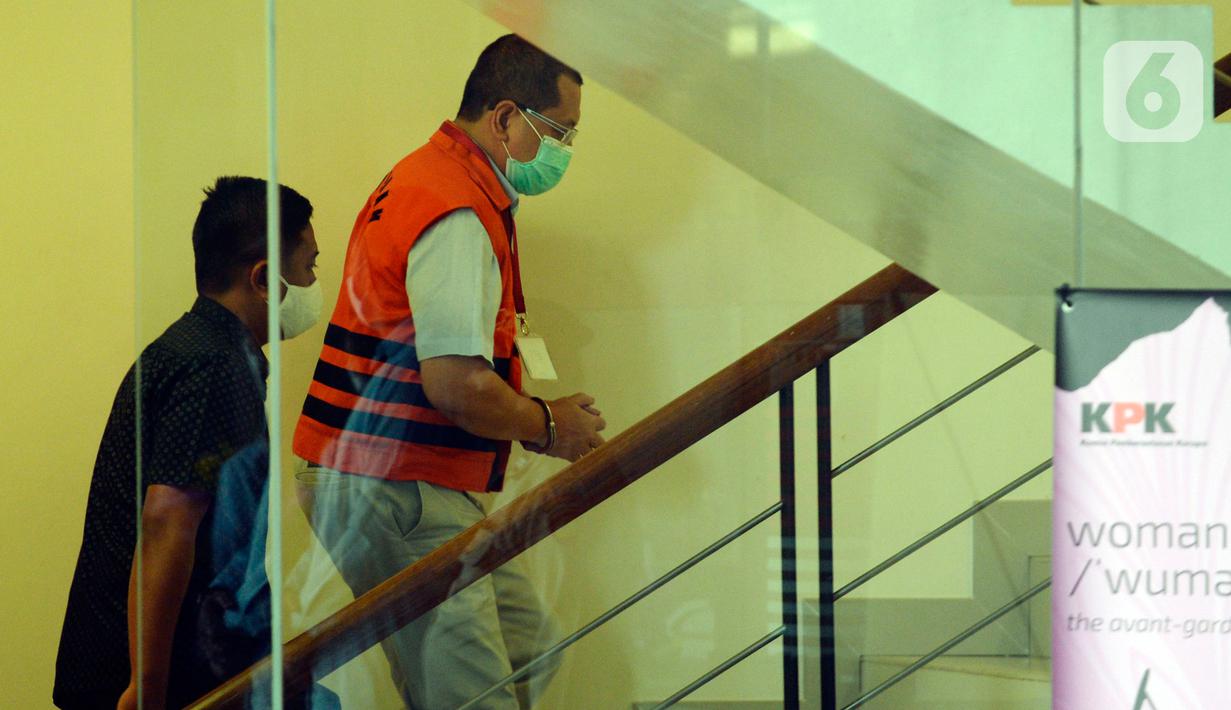 Mantan Direktur Niaga PT Dirgantara Indonesia, Irzal Rinaldi Zailani bersiap menjalani pemeriksaan oleh penyidik terkait dugaan korupsi kegiatan penjualan dan pemasaran pesawat pada PT. Dirgantara Indonesia tahun 2007-2017 di Gedung KPK, Jakarta, Kamis (2/7/2020). (merdeka.com/Dwi Narwoko)