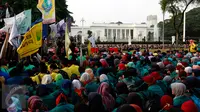 Badan Eksekutif Mahasiswa Seluruh Indonesia (BEM-SI) menggelar aksi di depan Istana Negara, Jakarta, Rabu (28/10/2015). Aksi tersebut untuk menyampaikan aspirasi terkait setahun kinerja pemerintah. (Liputan6.com/Yoppy Renato)