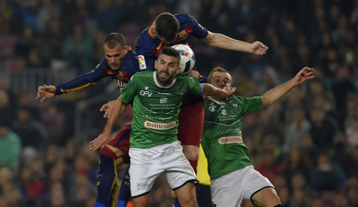 Pemain Barcelona,  Sandro Ramirez (kiri) berebut bola dengan para pemain Villanovense pada laga Copa del Rey (King's Cup) di Stadion Camp Nou, Barcelona, Kamis (3/12/2015).  (AFP Photo/Lluis Gene)