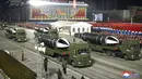 Rudal-rudal ditampilkan selama parade militer menandai kongres partai yang berkuasa di Lapangan Kim Il-sung, Pyongyang, Korea Utara, Kamis (14/1/2021). Wartawan independen tidak diberi akses untuk meliput acara ini. (Korean Central News Agency/Korea News Service via AP)