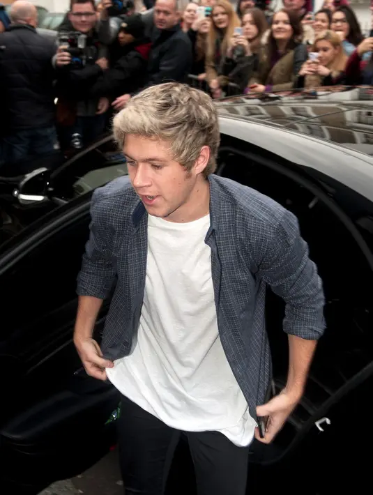 Niall mengaku saat terbangun beberapa hari yang lalu dan kaki kanannya entah mengapa terasa sakit, dan saat di disinar-X ternyata kaki kanannya patah. (Bintang/EPA)