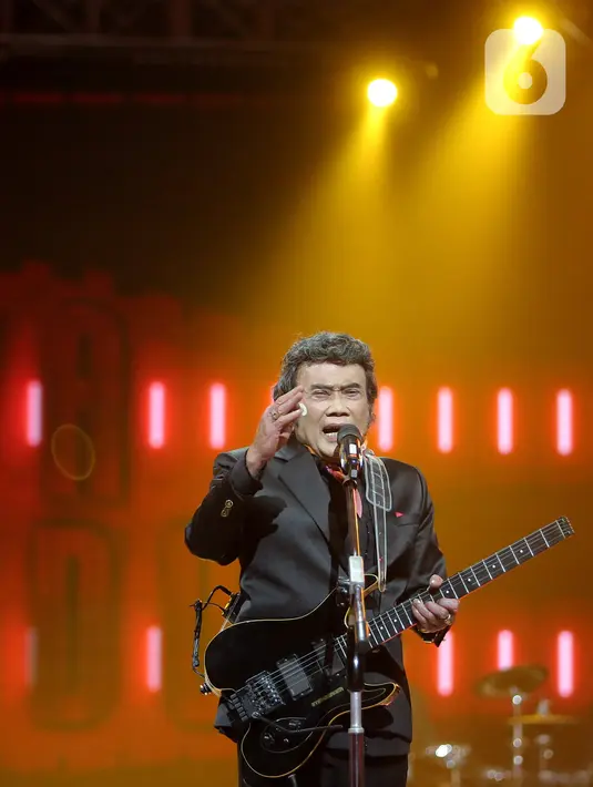 <p>Penyanyi dangdut Rhoma Irama tampil pada acara HUT ke-28 Indosiar di Studio 6 EMTEK City, Jakarta, Rabu (11/1/2023). Rhoma Irama membawakan lagu berjudul "Butter" dari BTS dan duet bareng Menteri Pariwisata dan Ekonomi Kreatif Sandiaga Uno serta Gubernur Jawa Barat Ridwal Kamil saat membawakan lagu berjudul "275 Juta". (Fimela.com/Bambang E. Ros)</p>