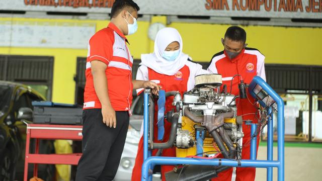 Siswa SMK Komputama berpraktik di Lab otomotif, bengkel industri kerja sama dengan Carvic. (Foto: Liputan6.com/Muhamad Ridlo)