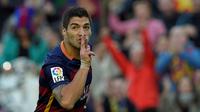 Ekspresi Luis Suarez setelah mencetak gol ke gawang Real Sociedad, Geronimo Rulli, dalam lanjutan La Liga Spanyol di Stadion Camp Nou, Barcelona, Sabtu (28/11/2015). (AFP/Lluis Gene)