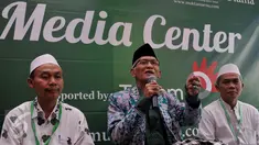 KH Miftahul Akhyar, Rais Syuriah PWNU Jatim memberikan keterangan pers hasil sidang komisi organisasi Muktamar NU, di Jombang, Rabu (5/8/2015). Keterangan tersebut terkait suara dukungan sistem AHWA dari Jatim yang terpecah. (Liputan6.com/Johan Tallo)
