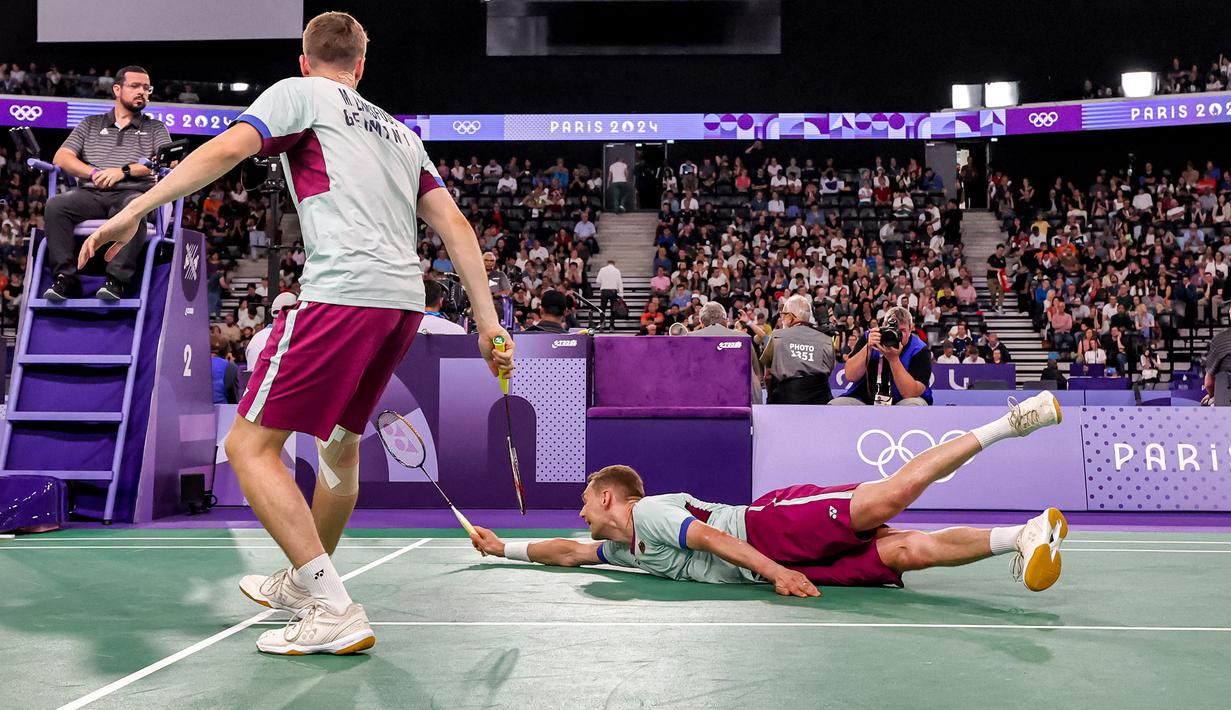 Pebulu tangkis ganda putra Jerman, Mark Lamsfuss/Marvin Seidel gagal menerima kok dari pasangan Indonesia, Fajar Alfian/Rian Ardianto pada Grup C cabang olahraga bulu tangkis Olimpiade Paris 2024 di Porte de la Chapelle Arena, Paris, Pancis, Sabtu (27/07/2024). (AFP/Arun Sankar)