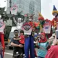 Warga foto bersama badut yang tengah menyosialisasikan sistem tilang Electronic Traffic Law Enforcement (ETLE) kepada pengunjung car free day (CFD) di Bundaran HI, Jakarta, Minggu (25/11). (Merdeka.com/Iqbal Nugroho)