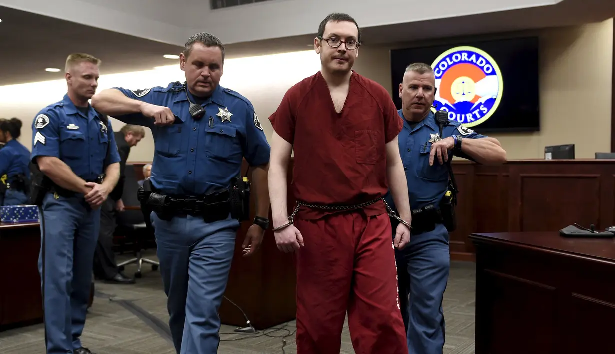 Terdakwa penembak di bioskop Colorado, James Holmes usai mengikuti sidang di Centennial, Colorado, Rabu (26/8/2015). James dijatuhi hukuman penjara seumur hidup tanpa pembebasan bersyarat atas pembunuhan 12 orang. (REUTERS/RJ Sangosti/Pool)