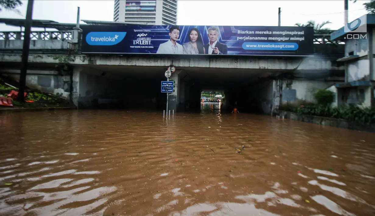 Banjir yang menggenangi terowongan Dukuh Atas, Jakarta, Senin (11/12). Akibat banjir setinggi hingga satu meter tersebut, banyak kendaraan yang mogok, dan jalan tidak dapat diakses warga. (Liputan6.com/Faizal Fanani)