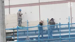 Pekerja memasang dinding di salah satu bangunan di Jakarta, Selasa (15/1). Kemenaker mencatat kecelakaan kerja terjadi di tempat kerja maupun dalam perjalanan ke atau dari tempat kerja. (Liputan6.com/Angga Yuniar)