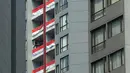Sementara berdasarkan informasi yang didapatkan, pemasangan bendera Merah Putih di apartemen ini sudah menjadi tradisi setiap menyambut peringatan HUT RI. (merdeka.com/Imam Buhori)