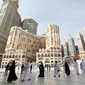 Jemaah tiba di Masjidil Haram pada awal musim haji di Mekkah, Arab Saudi, Sabtu (17/7/2021). Jemaah haji melakukan tawaf dengan tetap menjaga jarak demi mengantisipasi penyebaran COVID-19. (FAYEZ NURELDINE/AFP)