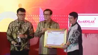 Sekjen Kementerian Kominfo Mira Tayyiba menerima penghargaan Kategori Terbaik I Anggota Jaringan Dokumentasi dan Informasi Hukum Nasional (JDIHN) Tahun 2023 Tingkat Kementerian dari Menteri Hukum dan Hak Asasi Manusia (HAM) Yasonna Laoly di Jakarta Barat, Kamis (12/10/2023).