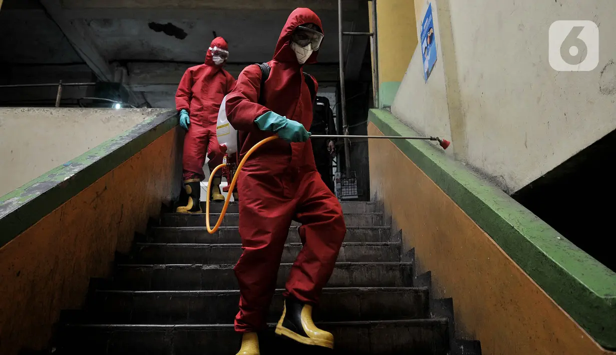 Petugas pemadam kebakaran Jakarta Pusat saat menyemprotkan disinfektan di Pasar Rawasari, Jakarta, Kamis (11/6/2020). Penyemprotan dilakukan sebagai tindak lanjut setelah 13 pedagang dan 1 petugas kebersihan positif Covid-19 berdasarkan tes swab beberapa waktu lalu. (merdeka.com/Iqbal S. Nugroho)