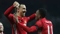 Zlatan Ibrahimovic (kiri) dilaporkan memberi dorongan semangat untuk juniornya di Manchester Uniited, Anthony Martial. (Independent)