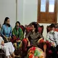 Anggota DPD RI GKR Hemas dan DPR RI Maman Imanulhaq saat bersilaturahmi ke kedian tokoh masyarakat adat Sunda Wiwitan Cigugur Pangern Djatikusumah. Foto (Liputan6.com / Panji Prayitno)