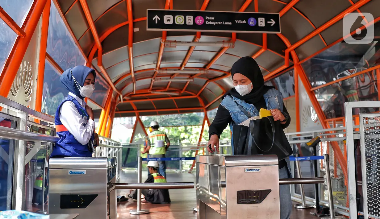 Warga melintasi Skybridge Kebayoran Lama, Jakarta Selatan, Kamis (26/1/2023). Pemprov DKI Jakarta akan meresmikan Skybridge Kebayoran Lama yang akan menghubungkan Halte Transjakarta Velbak ke Stasiun Kebayoran Lama. (Liputan6.com/Angga Yuniar)