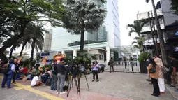 Sejumlah pewarta berkumpul di depan gedung Badan Gizi Nasional (BGN) di Jalan Kebon Sirih, Menteng, Jakarta Pusat, Rabu (3/6/2026), menyusul pergantian jajaran pimpinan di lembaga tersebut. (Kapanlagi.com/Budy Santoso)