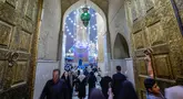 Umat muslim berkumpul di tempat suci Sunni Abdul-Qadir al-Gailani untuk memperingati Maulid Nabi Muhammad SAW di Baghdad, Irak, Selasa (26/9/2023). Ribuan umat muslim berkumpul di Masjid Abdul-Qadir al-Gailani untuk memperingati Maulid Nabi Muhammad SAW. (AP Photo/Hadi Mizban)
