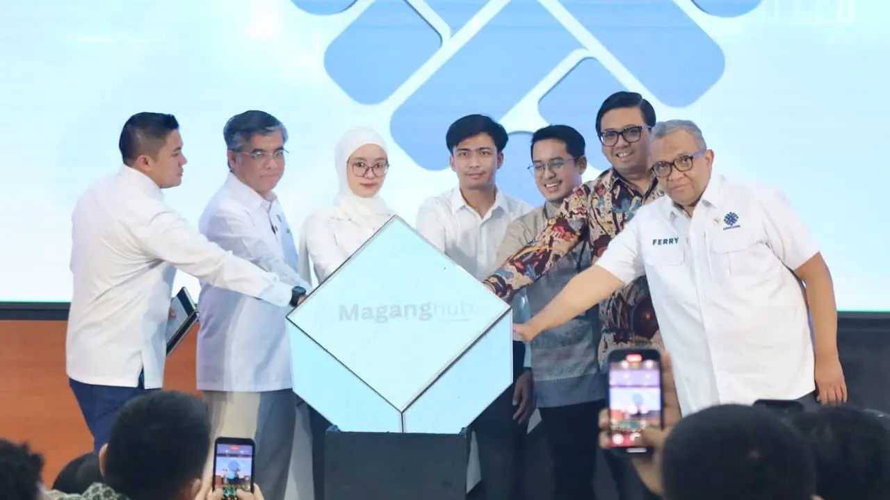 Menteri Ketenagakerjaan (Menaker) Yassierli dan Sekretaris Kabinet Teddy Indra Wijaya dalam Kick Off dan Orientasi Program MagangHub Angkatan II Batch 1 (Dok Kemnaker)