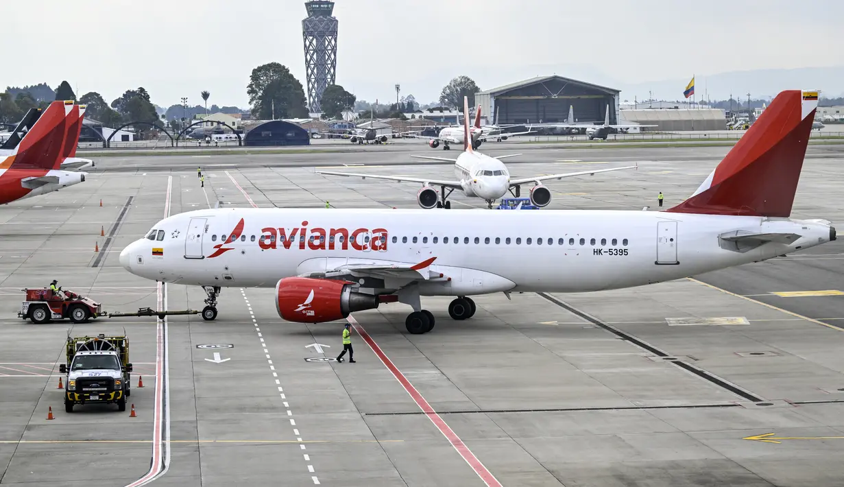 Latam Airlines Kolombia membatalkan 36 penerbangan pada hari Senin dan mengatakan mereka terpaksa mengisi bahan bakar ekstra pada penerbangan internasional untuk membatasi dampak kekurangan. (Luis ACOSTA / AFP)