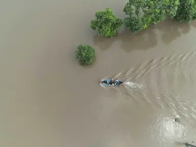 Petugas penyelamat mengevakuasi penduduk desa dari daerah banjir setelah hujan deras dan naiknya permukaan air di sungai Thatta Mahla, Distrik Jhang, Pakistan, Senin 1 September 2025. (AP Photo/Jahan Zeb)