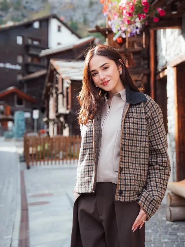 Syifa Hadju Liburan di Swiss Bareng El Rumi pakai jaket kotak-kotak. [@syifahadju]