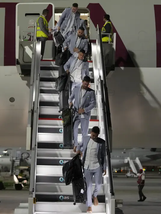 Pemain timnas Brasil Casemiro (bawah), Alisson dan Thiago Silva dari Brasil tiba bersama rekan satu tim  tiba menjelang Piala Dunia mendatang di bandara Internasional Hamad di Doha, Qatar, Sabtu (19/11/2022). Timnas Brasil ada di Grup G bersama Serbia, Swiss, dan Kamerun. (AP Photo/Hassan Ammar)