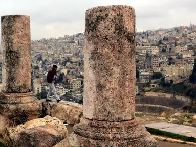 Seorang wisatawan mengunjungi situs arkeologi Citadel di Amman, ibu kota Yordania (26/11/2020). Situs arkeologi Citadel adalah sebuah situs bersejarah di pusat kota Amman, ibu kota Yordania. (Xinhua/Mohammad Abu Ghosh)