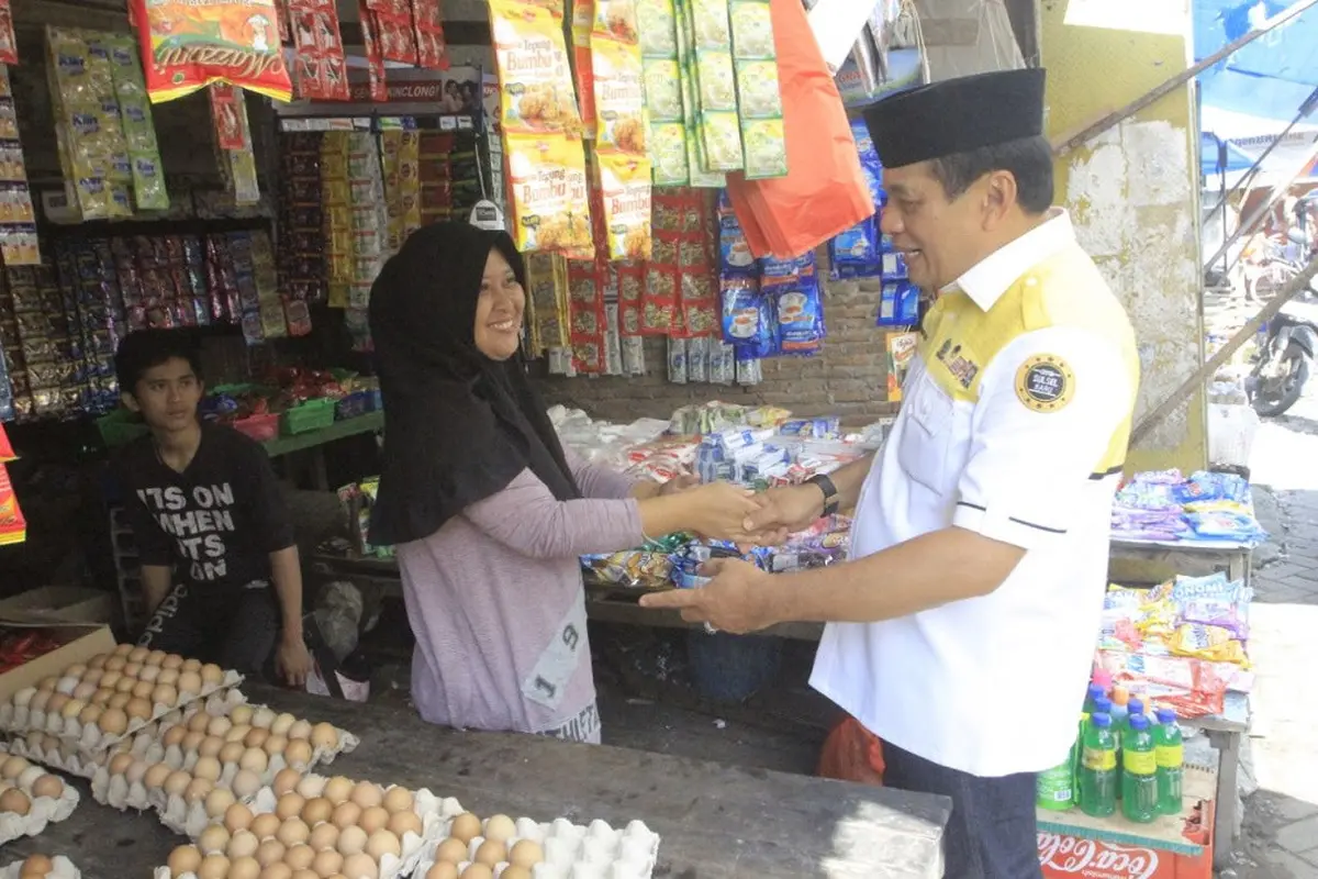 Emak-emak pedagang di Pasar Pannampu Makassar Salaman Dengan Cagub Sulsel Nurdin Halid (Liputan6.com/ Eka Hakim)