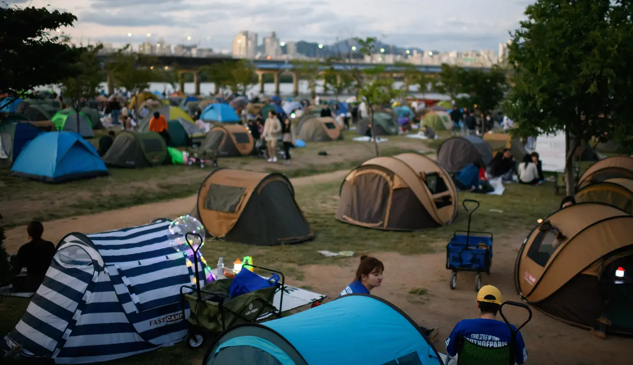 Pemandangan dari tenda-tenda yang didirikan pada hari terakhir liburan Chuseok di taman Yeouido, Seoul, Rabu (26/9). Tahun 2018 ini, perayaan Chuseok diperingati pada tanggal 23 hingga 26 September. (AFP PHOTO / Ed JONES)