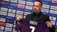 Rekrutan baru Fiorentina, Franck Ribery, menunjukan jersey saat sesi perkenalan di Stadion Artemio Franchi, Florence, Kamis (22/8). Gelandang asal Prancis ini didatangkan secara gratis dari Bayern Munchen. (AFP/Andreas Solaro)