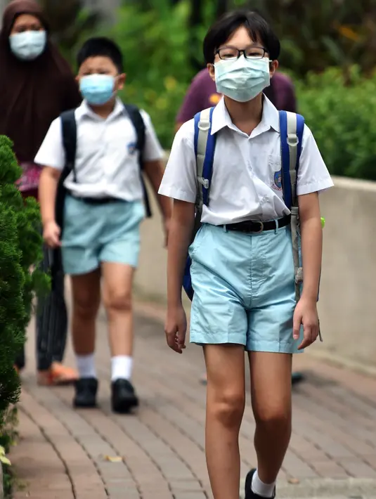 Para murid berjalan menuju ke sekolah di Tsuen Wan, Hong Kong, China selatan, pada 29 September 2020. Penyebaran COVID-19 di Hong Kong telah menurun signifikan berkat respons antiepidemi yang cepat dan dukungan kuat dari otoritas pusat. (Xinhua/Lo Ping Fai)