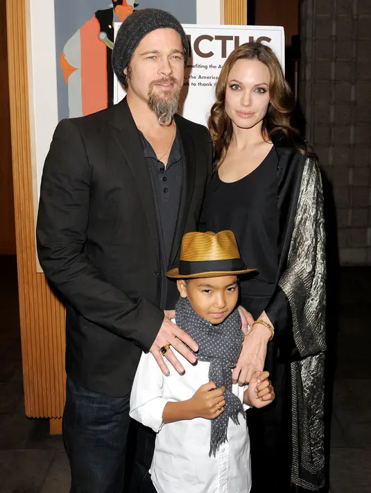 Sempat dikabarkan tak mau lagi melihat ayahnya, akhirnya Maddox bertemu dengan Pitt pada 19 Oktober lalu. Didampingi dengan seorang terapis, pertemuan keduanya nampak penuh drama. (AFP/Bintang.com)