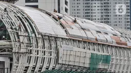 Pekerja menyelesaikan pembangunan stasiun Light Rail Transit (LRT) Dukuh Atas, Jakarta, Rabu (17/2/2021). Data per Januari 2021, pengerjaan prasarana LRT Jabodebek Tahap I telah mencapai 80,7 persen sehingga target beroperasi pada pertengahan 2022 akan tercapai. (merdeka.com/Iqbal S Nugroho)