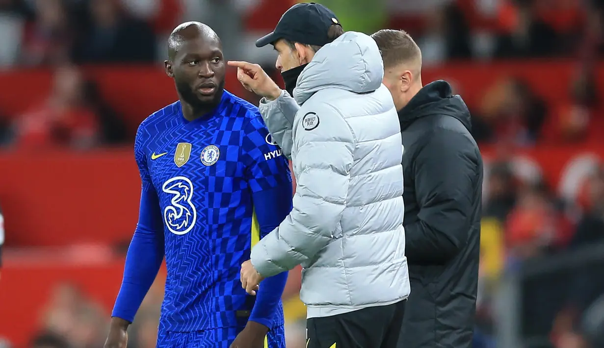 Romelu Lukaku. Striker Belgia berusia 29 tahun ini pernah dua kali memperkuat Chelsea sepanjang kariernya. Di periode pertamanya ia bertahan 2 musim mulai tengah musim 2011/2012 hingga 2013/2014 usai didatangkan dari Anderlecht dan hanya tampil 15 laga. Ia lantas dipinjamkan selama 1 musim pada 2013/2014 ke Everton dan akirnya dipermanenkan di musim berikutnya. Sementara periode keduanya berlangsung selama 1 musim pada 2021/2022 usai didatangkan dari Inter Milan. Ia total tampil dalam 44 laga di semua ajang pada periode keduanya dengan mencetak 15 gol dan 2 assist. Romelu Lukaku dipastikan meninggalkan Chelsea di akhir musim 2021/2022 dan akan kembali bergabung dengan Inter Milan dengan status pinjaman di musim 2022/2023. (AFP/Lindsey Parnaby)