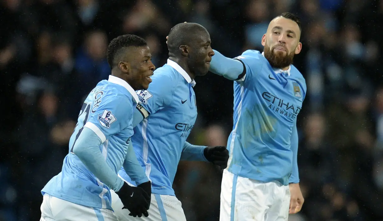 Pemain Manchester City merayakan gol yang dicetak Kelechi Iheanacho (kiri) ke gawang Swansea City dalam lanjutan Liga Inggris di Stadion Etihad, Manchester, Sabtu (12/12/2015). (AFP/Oli Scarff)