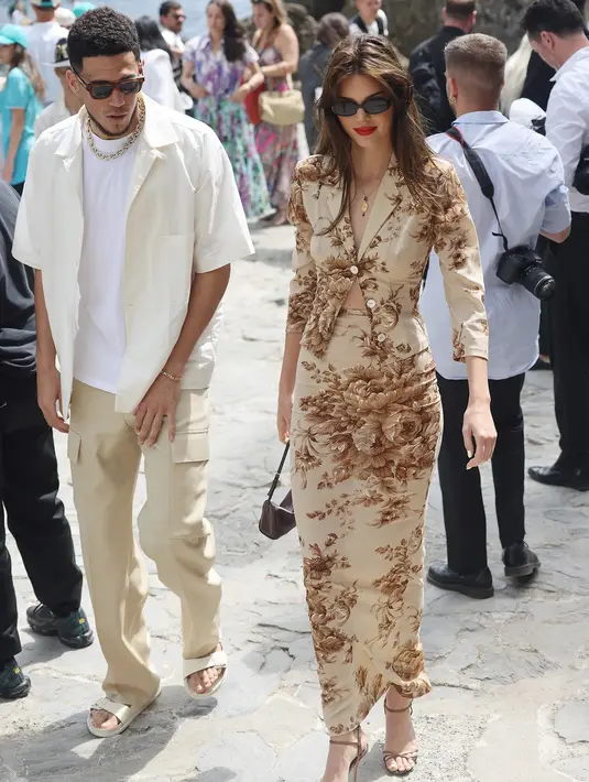 <p>Terakhir adalah Kendall Jenner yang menyukai sleek pieces, seperti terlihat ia mengenakan setelan bermotif bunga untuk siang hari.</p>