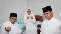 Pasangan Bacapres Anies Baswedan dan Bacawapres Muhaimin Iskandar (Cak Imin) bertemu Nyai Muhassonah Hasbullah, ibunda dari Cak Imin saat berkunjung di kompleks Pondok Pesantren (Ponpes) Mamba'ul Ma'arif Denanyar, Jombang, Jawa Timur, Jumat (29/9/2023). (Dok. Tim PKB)