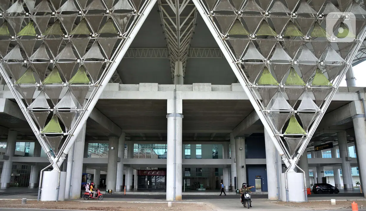 Warga berkunjung ke Bandara Internasional Jawa Barat (BIJB) Kertajati, Kabupaten Majalengka, Jawa Barat, Minggu (30/1/2022). Sepinya aktivitas penerbangan di Bandara Kertajati dimanfaatkan warga sebagai tempat wisata alternatif menghabiskan waktu bersama keluarga. (merdeka.com/Iqbal S. Nugroho)