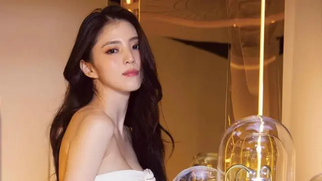 Han So Hee Tampil Cantik Bergaun Putih di Event Omega Thailand, Curi Perhatian Pose Bareng Win Metawin