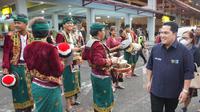 Menteri BUMN Erick Thohir meninjau festival budaya di bandara Ngurai Rai, Bali.