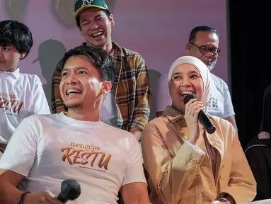 Dimas Seto dan Dhini Aminarti berperan sebagai Fais dan Dania di film Mengejar Restu. Bukan kali pertama, pasangan artis yang menikah tahun 2009 ini juga pernah disatukan dalam satu film yakni Cinta Subuh. Ikut terseret dalam kasus keretakan rumah tangga Baim Wong dan Paula Verhoeven, pasangan ini tentunya tak lepas dari perhatian di acara konferensi pers tersebut. (Liputan6.com/IG/@mengejarrestu)