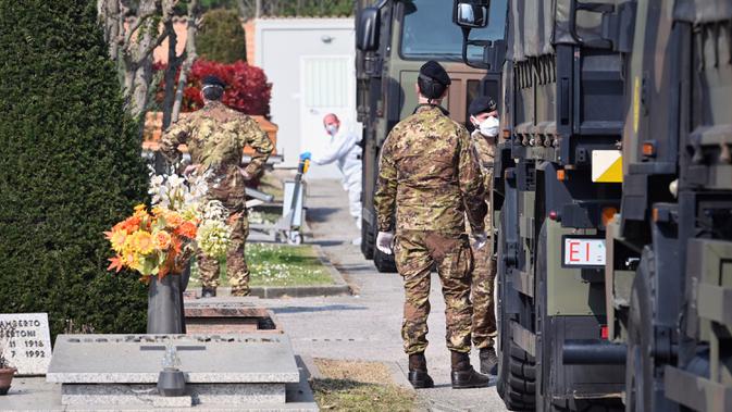 Konvoi truk militer yang membawa peti mati berisi jasad korban virus corona COVID-19 dari Bergamo tiba di Ferrara, Italia, Sabtu (21/3/2020). Jumlah total kasus COVID-19 di Italia naik menjadi 53.578 dari sebelumya 47.021. (Massimo Paolone/LaPresse via AP)