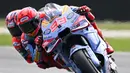 Pembalap Gresini Racing, Marc Marquez (kanan) beradu dengan pembalap Prima Pramac, Jorge Martin saat balapan MotoGP Australia 2024 yang berlangsung di Sirkuit Phillip Island, Australia, Minggu (20/10/2024). (AFP/Izhar Khan)