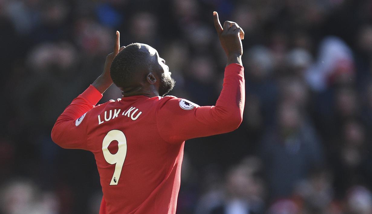 Ekspresi pemain Manchester United, Romelu Lukaku usai membobol gawang Chelsea pada lanjutan Premier League di Old Trafford stadium, Manchester, (25/2/2018). Manchester United menang 2-1. (AFP/Oli Scarff)