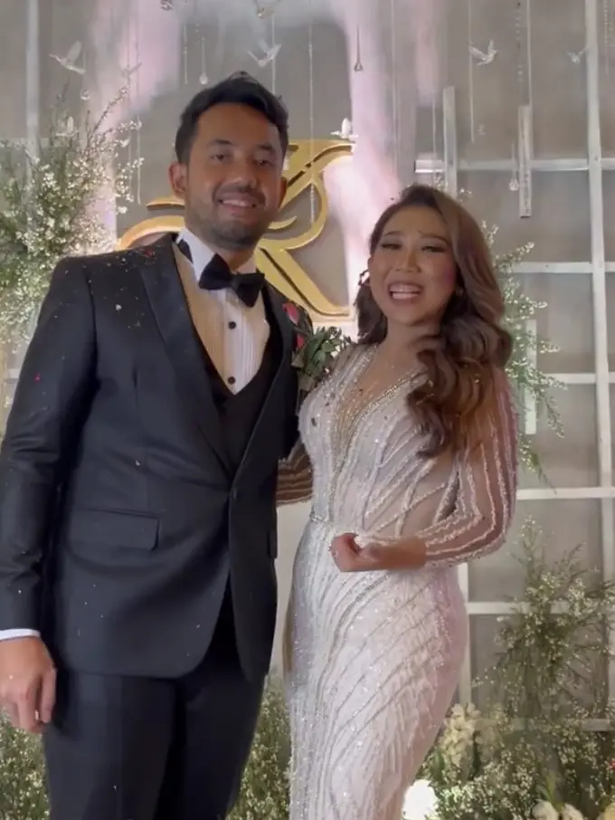 Potret Gaun Resepsi Kiky Saputri