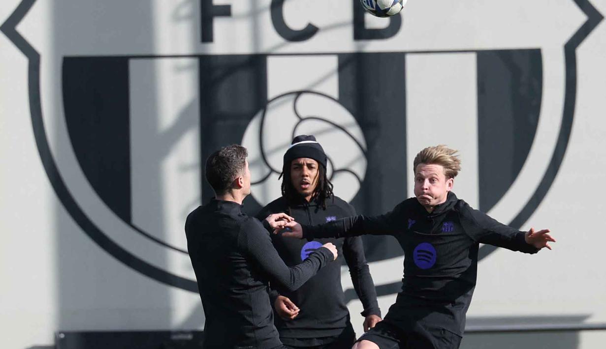Diketahui, kedua tim sama-sama tampil konsisten di liga domestik, namun masih tertahan di papan tengah klasemen Liga Champions musim 2025-2026. Tampak dalam foto, penyerang Barcelona asal Polandia, Robert Lewandowski; bek Barcelona asal Prancis Jules Kounde; dan gelandang Barcelona asal Belanda, Frenkie De Jong (dari kiri ke kanan)  mengikuti sesi latihan jelang matchday 5 Liga Champions 2025-2026 melawan Chelsea di lapangan latihan Joan Gamper di Sant Joan Despi, pada Senin 24 November 2025. (Lluis GENE/AFP)